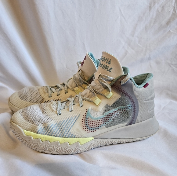 Flytrap Kyrie Nike Cream and Light Blue High-Tops 6y - Picture 2 of 4